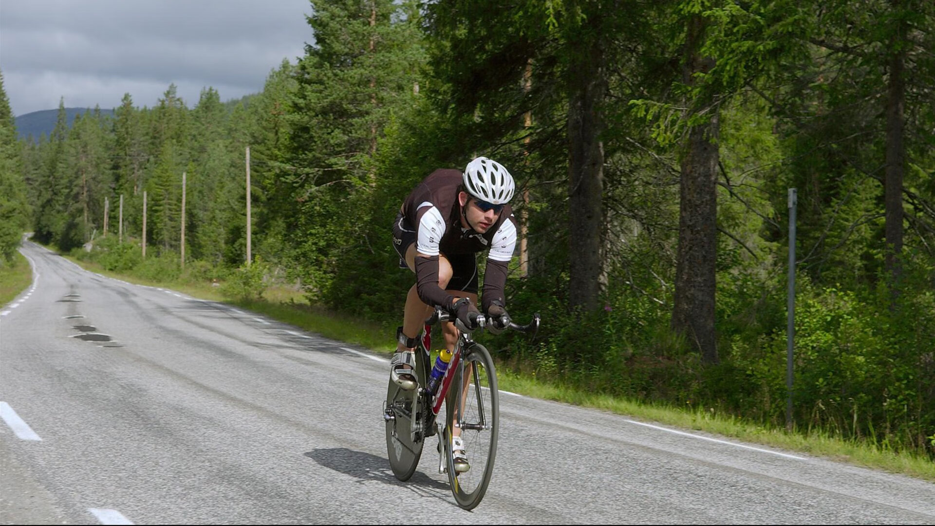 后防球员传球精准度是否直接影响控球型战术成败，对方后卫身后传球算不算越位