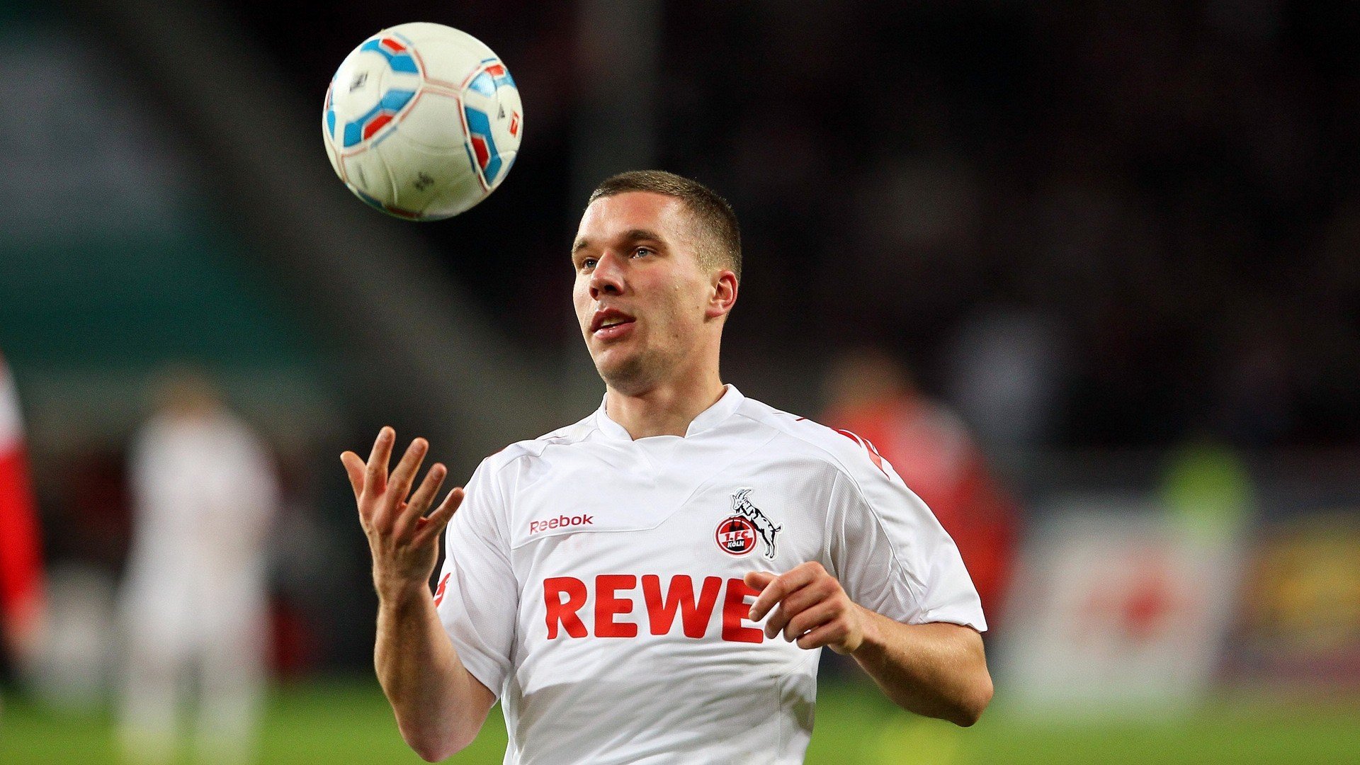 开云app更新-拜仁二次进攻组织效率极高，拜仁两次犯错